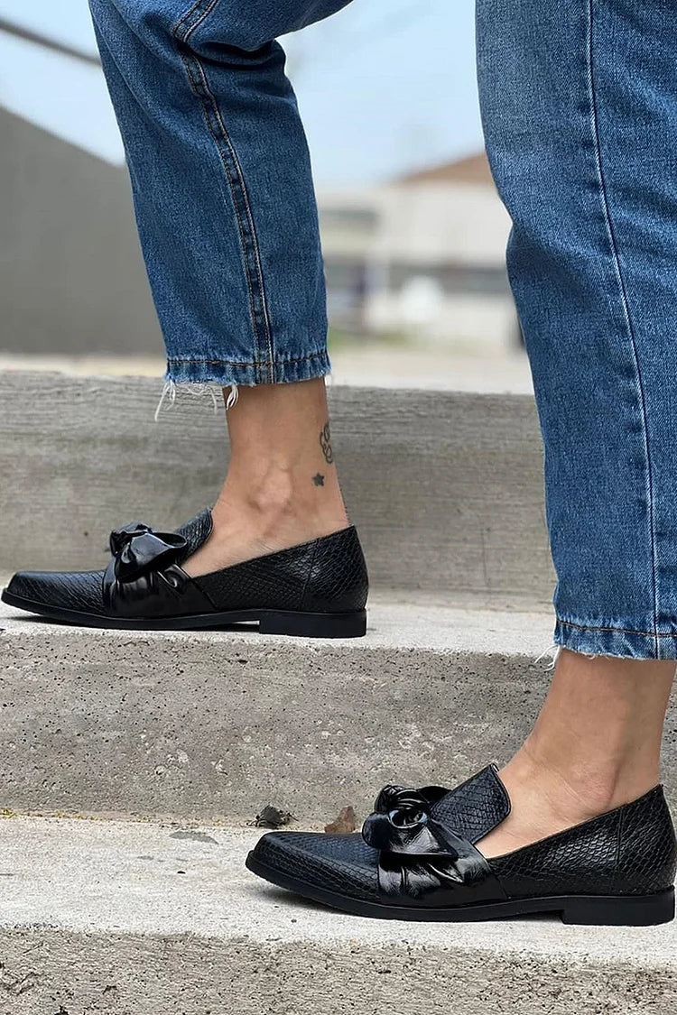 Stephanie | Black Loafer With Shiny Bow