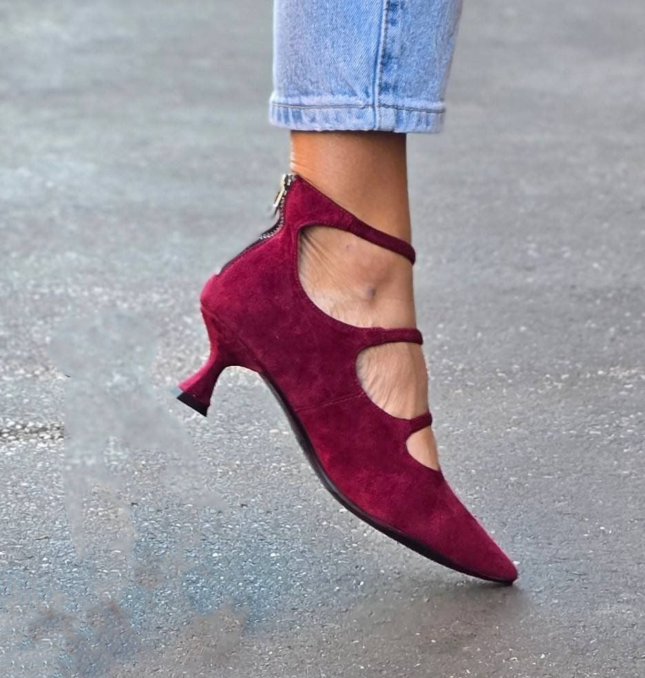 Lisa | Decollete With Straps and Low Heel